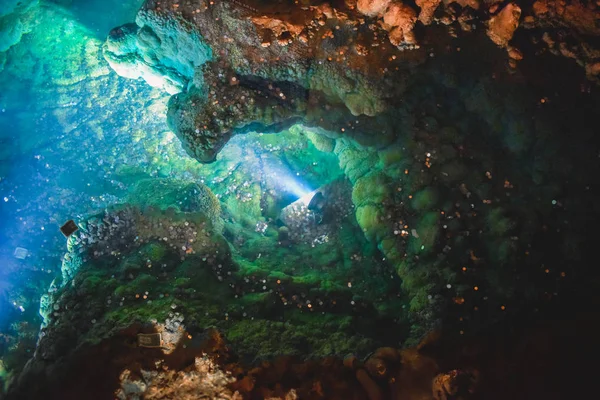 Para renkli Luray mağaralarda, Virginia ile su havuzu