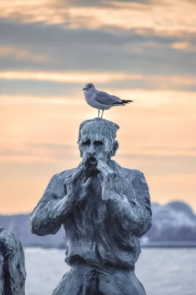 New York City, New York / Amerika Birleşik Devletleri - 6 Mart 2018: Seagull on Amerikan tüccar denizcilere anma töreninde Battery Park gün batımı
