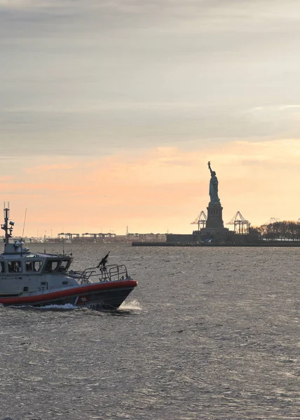 New York New York polisi su hazır silahlı heykel özgürlük Sahil devriye