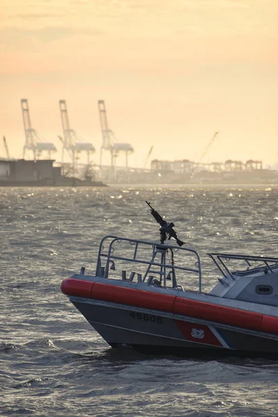 Hudson Nehri defne Manhattan New York City silah günbatımında hazır devriye sahil güvenlik botu