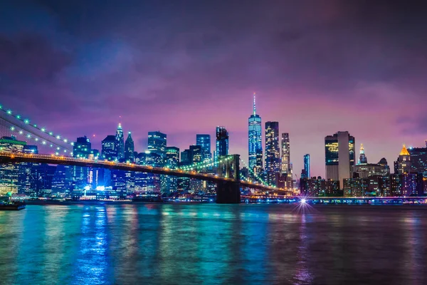 뉴욕시 브루클린 브리지와 브루클린에서 빛으로 이스트 리버에 빌딩의 스카이 — 스톡 사진