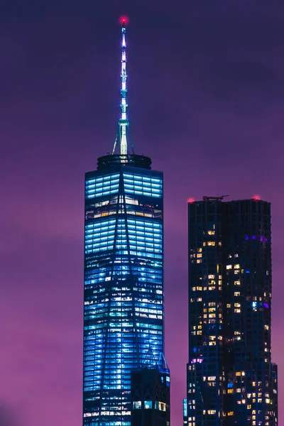 New York City gökdelen Doğu güneş battıktan sonra alacakaranlıkta ışıklarla aydınlatılmış Nehri üzerinde