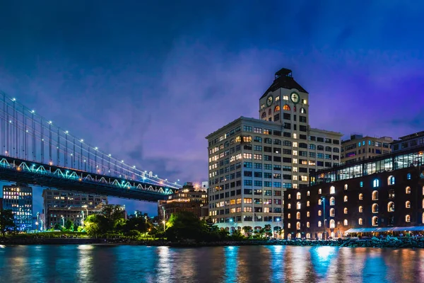 Gün batımı gece görünümü Main Street Park üzerinde sonra Doğu Nehri boyunca geceleri New York'ta Manhattan Köprüsü