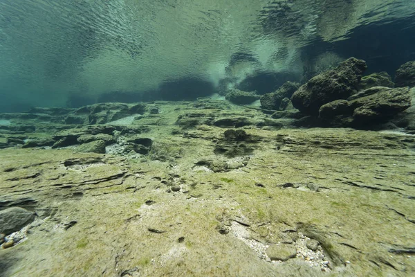 Rocas Bajo Agua Lecho Del Río Con Agua Dulce Transparente —  Fotos de Stock