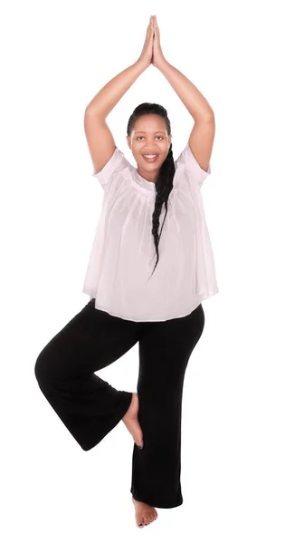 Afrikalı kadın sağlıklı yoga egzersizleri, beyaz ve siyah, giymiş yapıyor hamile beyaz izole
