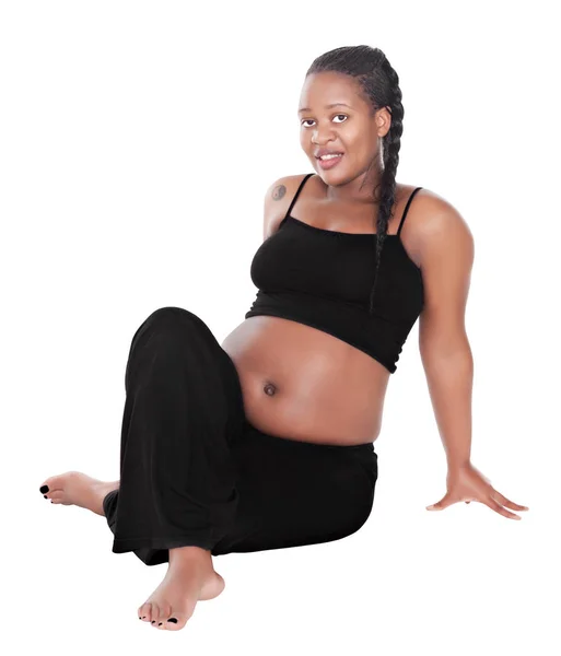 Afrikalı kadın sağlıklı yoga egzersizleri, beyaz ve siyah, giymiş yapıyor hamile beyaz izole