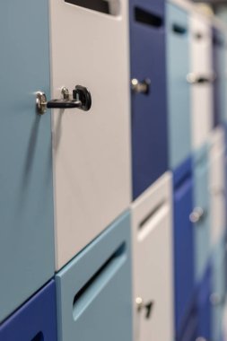 mavi ve beyaz soyunma dolapları ile anahtar taşı, perspektif