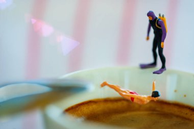 dalgıç ve bir esspreso fincan içine dalış yüzücü