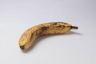 beyaz arkaplanda olgun muz