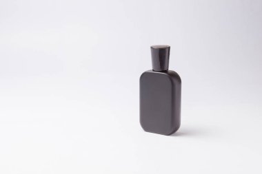 Beyaz arka planda siyah parfüm şişesi