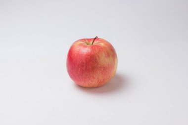 beyaz zemin üzerine sarı-kırmızı elma