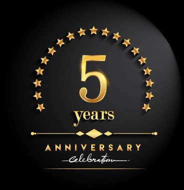 5 yıl yıldönümü kutlamaları. Yıldönümü yıldız ve zarif altın rengi siyah arka plan, kutlama, davetiye ve tebrik kartı için vektör tasarımı üzerine izole logolu