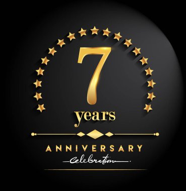 7 yıl yıldönümü kutlamaları. Yıldönümü yıldız ve zarif altın rengi siyah arka plan, kutlama, davetiye ve tebrik kartı için vektör tasarımı üzerine izole logolu