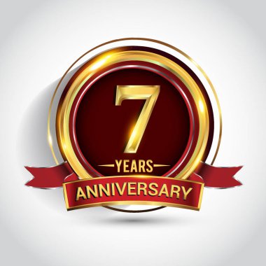 7 yıl yıldönümü kutlama logo. Altın yüzük ve şerit üzerinde koyu kırmızı arka plan, vektör tasarımı tebrik veya davetiye kartı ile logo.