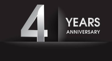 4 yıl yıldönümü kutlama logo. Siyah arka plan, vektör tasarımı tebrik veya davetiye kartı üzerine gümüş logosu.
