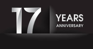 17 yıl yıldönümü kutlama logo. Siyah arka plan, vektör tasarımı tebrik veya davetiye kartı üzerine gümüş logosu.