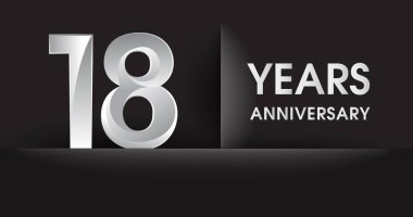 18 yıl yıldönümü kutlama logo. Siyah arka plan, vektör tasarımı tebrik veya davetiye kartı üzerine gümüş logosu.
