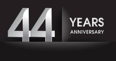 44 yıl yıldönümü kutlama logo. Siyah arka plan, vektör tasarımı tebrik veya davetiye kartı üzerine gümüş logosu.