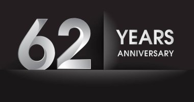 62 yıl yıldönümü kutlama logo. Siyah arka plan, vektör tasarımı tebrik veya davetiye kartı üzerine gümüş logosu.