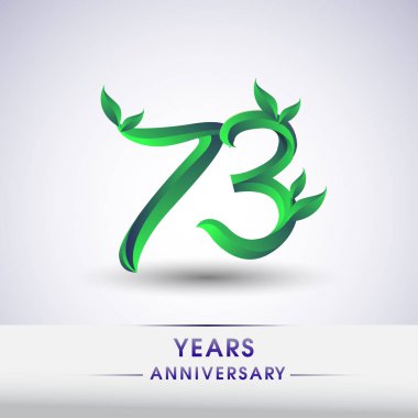 73 yıldönümü kutlama logo yaprakları ve yeşil renkli. 99 Doğum günü logosu beyaz arka plan üzerinde.