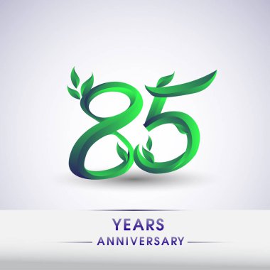 85 yıldönümü kutlama logo yaprakları ve yeşil renkli. 99 Doğum günü logosu beyaz arka plan üzerinde.