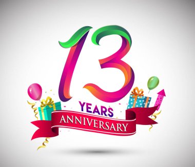 13 Yıldönümü kutlama tasarımı için hediye kutusu ve balonlar, kırmızı kurdele, renkli vektör şablon öğeleri ile senin, doksan yedi yıl Doğum günü kutlama partisi.