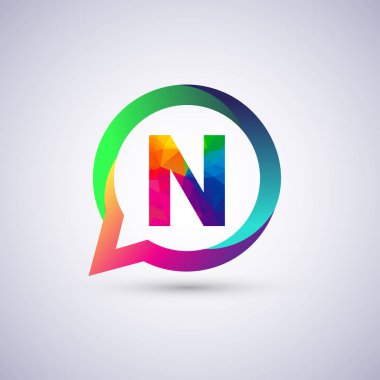 Logo n harfi daire sohbet simgesi üzerinde renkli. Uygulama veya şirket kimliğinizi için vektör tasarımı.