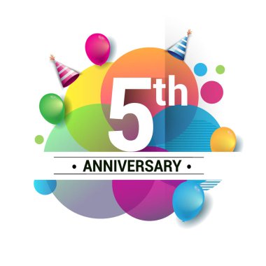 5 yıl yıldönümü logo, vektör tasarım Doğum günü kutlaması ile renkli geometrik, daireler ve beyaz arka plan üzerinde izole balonlar.