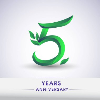 5 yıldönümü kutlama logo yaprakları ve yeşil renkli. 99 Doğum günü logosu beyaz arka plan üzerinde.