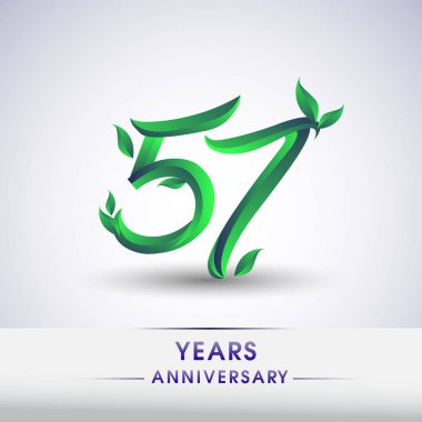 57 yıldönümü kutlama logo yaprakları ve yeşil renkli. 99 Doğum günü logosu beyaz arka plan üzerinde.