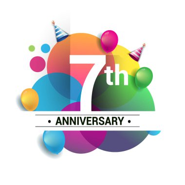 7 yıl yıldönümü logo, vektör tasarım Doğum günü kutlaması ile renkli geometrik, daireler ve beyaz arka plan üzerinde izole balonlar.
