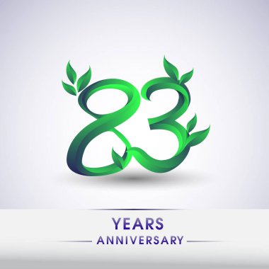 83 yıldönümü kutlama logo yaprakları ve yeşil renkli. 99 Doğum günü logosu beyaz arka plan üzerinde.