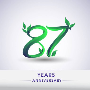 87 yıldönümü kutlama logo yaprakları ve yeşil renkli. 99 Doğum günü logosu beyaz arka plan üzerinde.