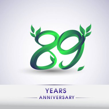 89 yıldönümü kutlama logo yaprakları ve yeşil renkli. 99 Doğum günü logosu beyaz arka plan üzerinde.