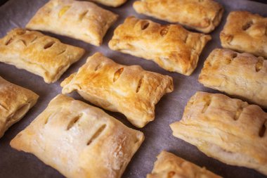 Fırında pişmiş çörekler. Ev yapımı, yemek pişirme konsepti. Boşluğu kopyala. 