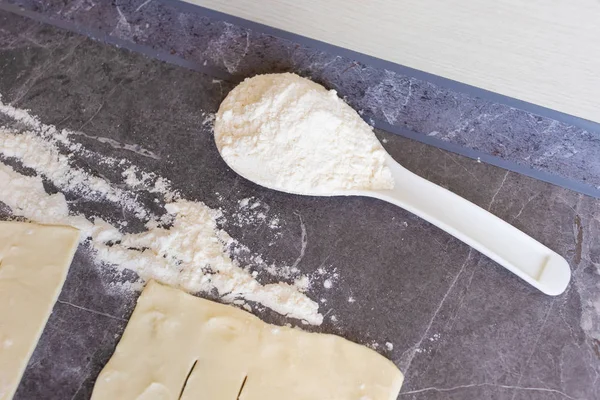 Uma Colher Com Farinha Pedaço Massa Folhada Enrolada Jazem Uma — Fotografia de Stock