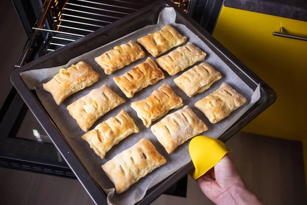 Roti Panggang Yang Baru Dipanggang Atas Seprei Kue Dalam Oven — Stok Foto