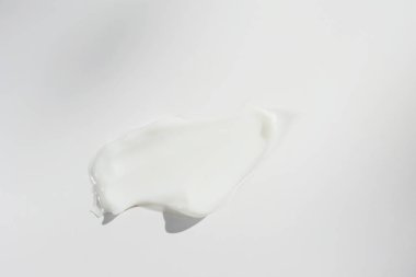 Hafif bir arka planda kozmetik krem örneği. Kozmetik, güzellik, minimalizm, üst görünüm, metin için yer.