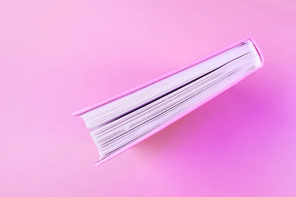 Närbild Bok Pastellrosa Bakgrund Trendig Neon Färg Ljus Begreppet Läsning — Stockfoto