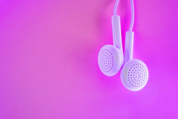 Λευκά Ακουστικά Ένα Μοντέρνο Νέον Ροζ Φως Πάνω Άποψη Επίπεδο — Φωτογραφία Αρχείου