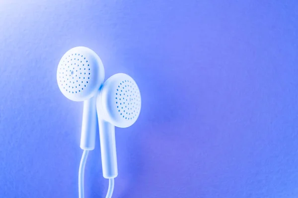 Λευκά Μικρά Ακουστικά Ένα Μοντέρνο Νέον Μπλε Φως Πάνω Άποψη — Φωτογραφία Αρχείου