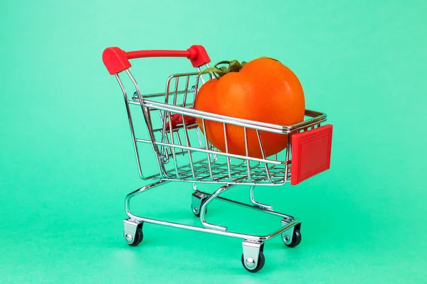 Small Copy Supermarket Basket Green Background Ripe Tomato Concept Shopping — Stock Photo, Image