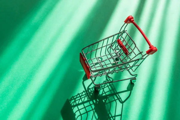 Small Copy Shopping Cart Supermarkets Green Background Concept Shopping Grocery — Stock Photo, Image