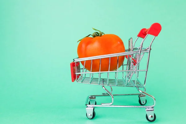 Small Copy Supermarket Basket Green Background Ripe Tomato Concept Shopping — Stock Photo, Image