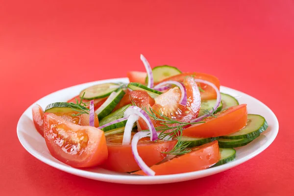 Simple Vegetable Salad Tomato Cucumber Onion Dill White Plate Bright — Stock Photo, Image