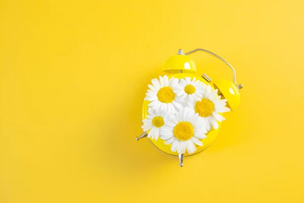 Reloj Despertador Amarillo Con Margaritas Lugar Dial Fondo Amarillo Minimalismo — Foto de Stock