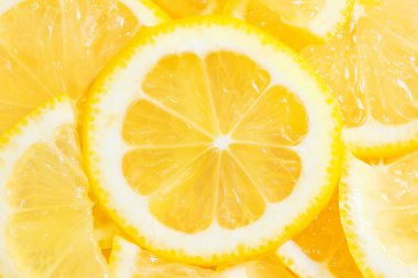 Dilimlenmiş limon yakın çekim. Turunçgiller, vejetaryenlik, sağlıklı meyveler. Parlak arkaplan resmi.