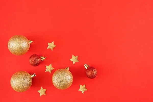 Nowy Rok Leżał Płasko Błyszczące Złote Czerwone Kulki Świąteczne Gwiazdy — Zdjęcie stockowe