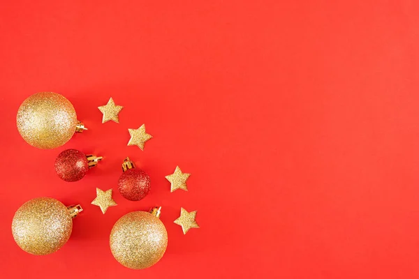 Nieuwjaarsvakantie Glanzende Gouden Rode Kerstballen Sterren Een Felrode Feestelijke Achtergrond — Stockfoto