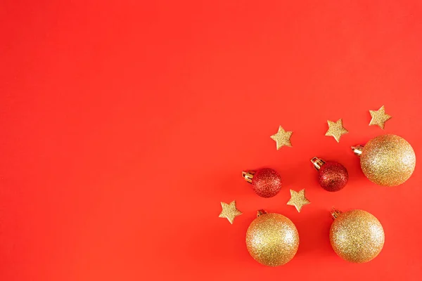 Nieuwjaarsvakantie Glanzende Gouden Rode Kerstballen Sterren Een Felrode Feestelijke Achtergrond — Stockfoto